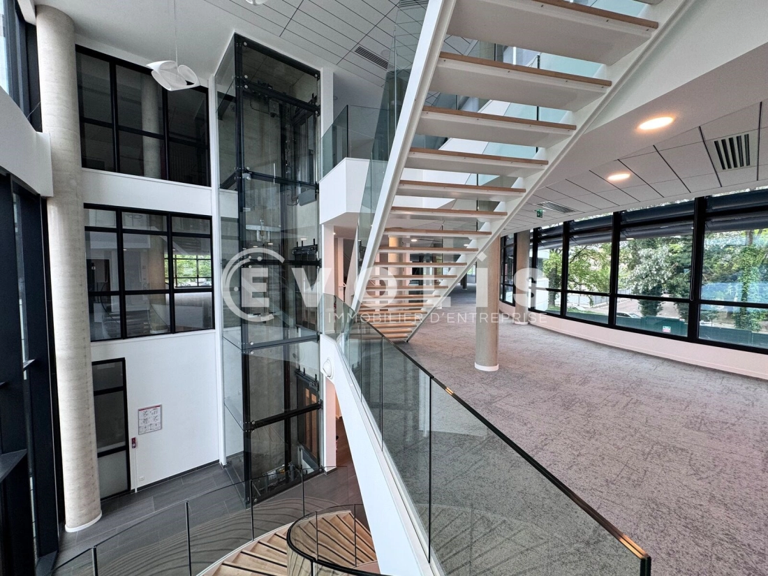 Photo 2 – location bureaux	CHAMPAGNE AU MONT D'OR (69410)