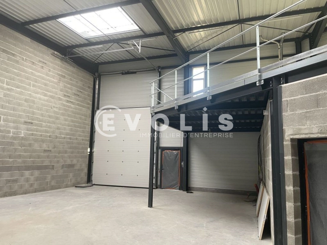 Photo 2 – location Entrepôts / activités	SAINT BONNET DE MURE (69720)