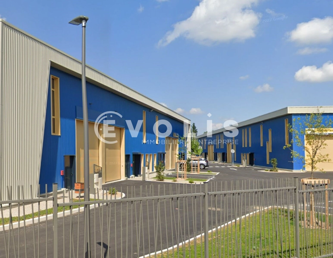 Photo 1 – location Entrepôts / activités	SAINT BONNET DE MURE (69720)