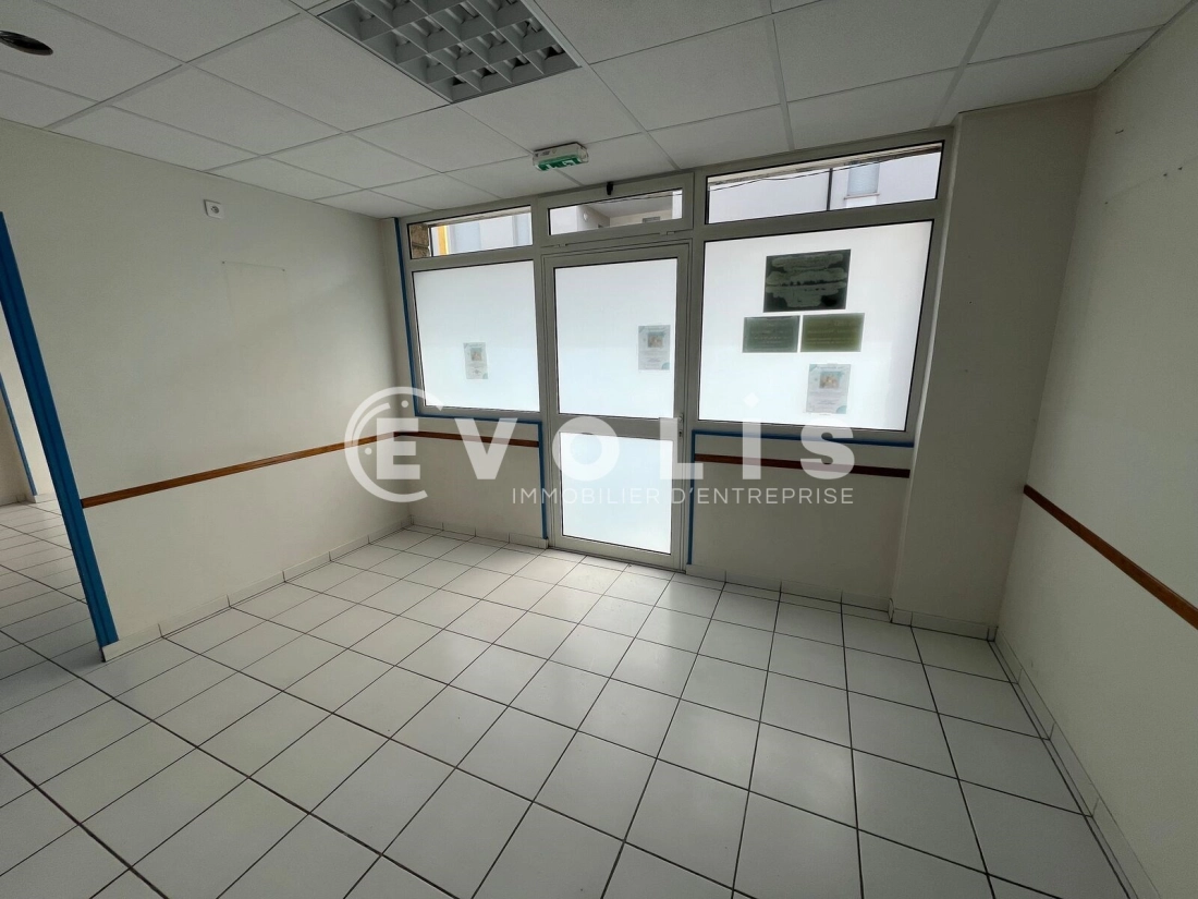 Photo 2 – location Locaux commerciaux	ROISSY EN BRIE (77680)
