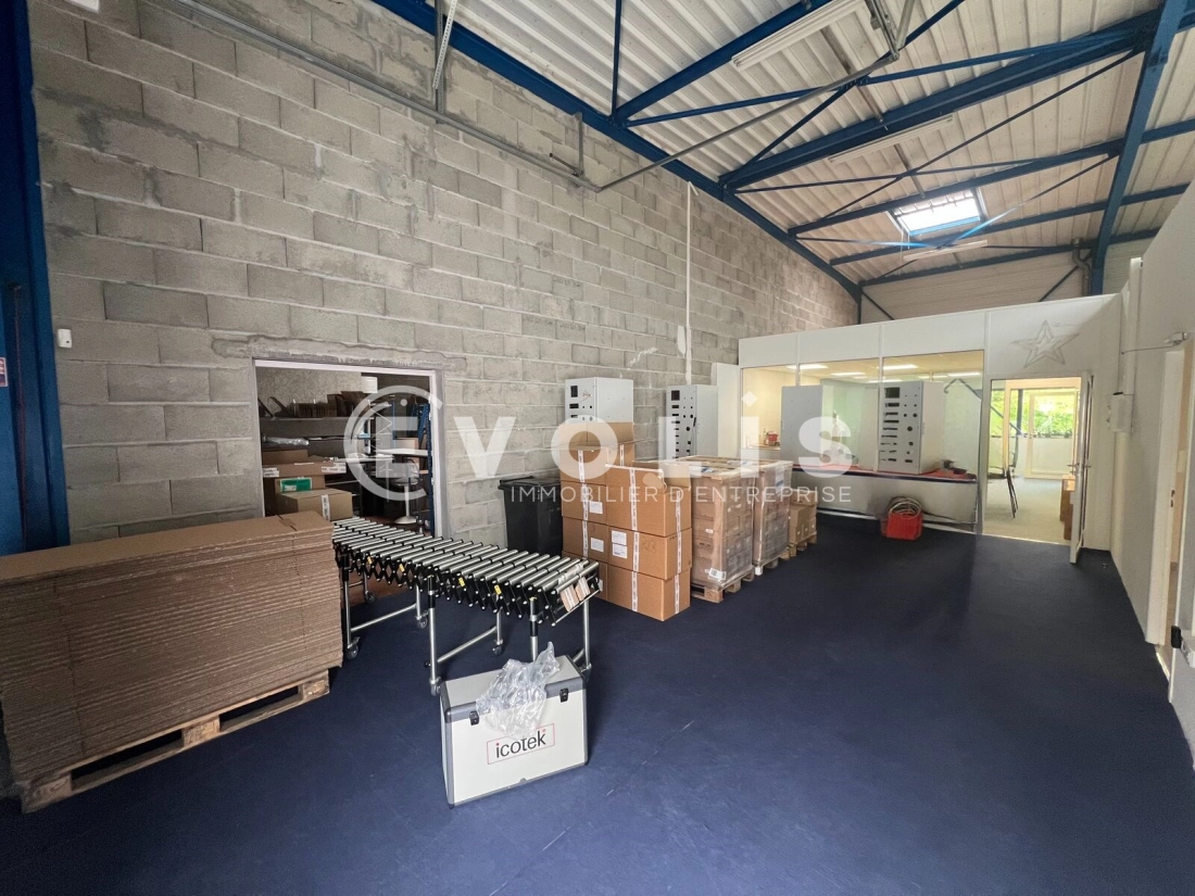 Photo 2 – location Entrepôts / activités	RILLIEUX LA PAPE (69140)