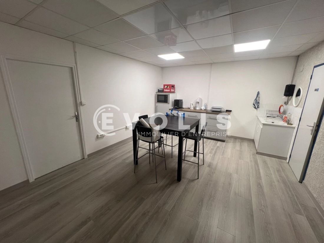 Photo 5 – location Entrepôts / activités	RILLIEUX LA PAPE (69140)