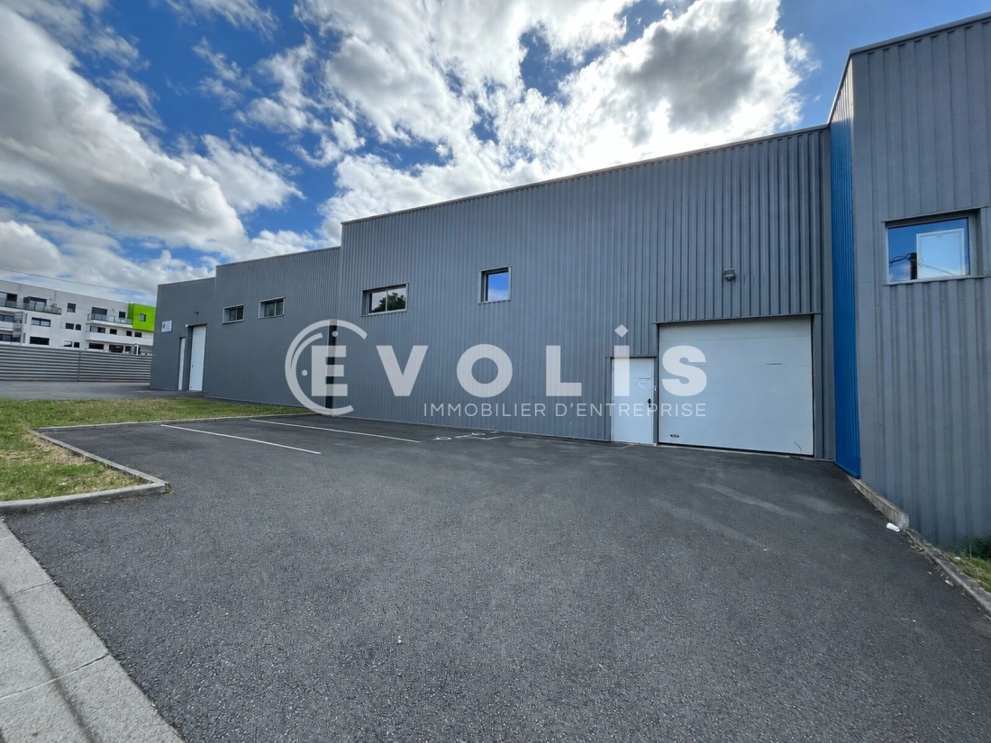 Photo 1 – location Entrepôts / activités	YVRAC (33370)