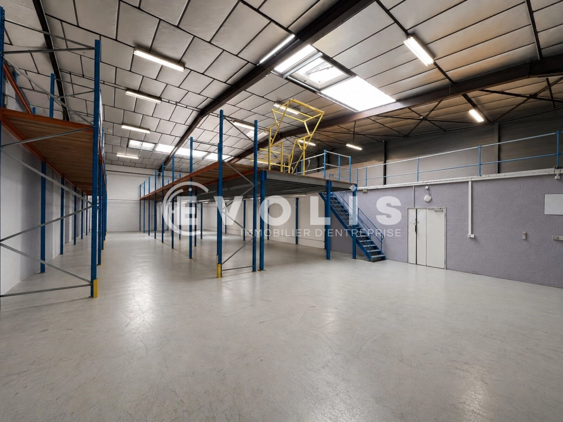 Photo 2 – location Entrepôts / activités	VAULX EN VELIN (69120)