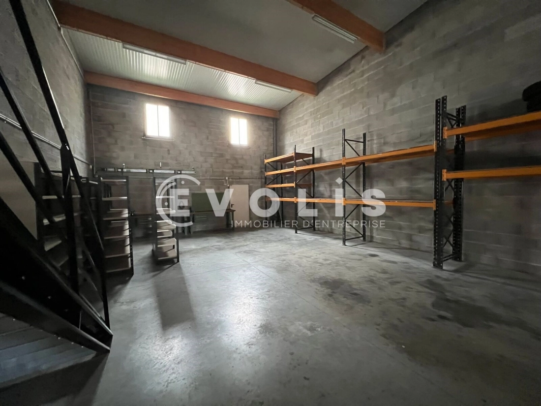 Photo 12 – location Entrepôts / activités	SAINT LAURENT DE MURE (69720)