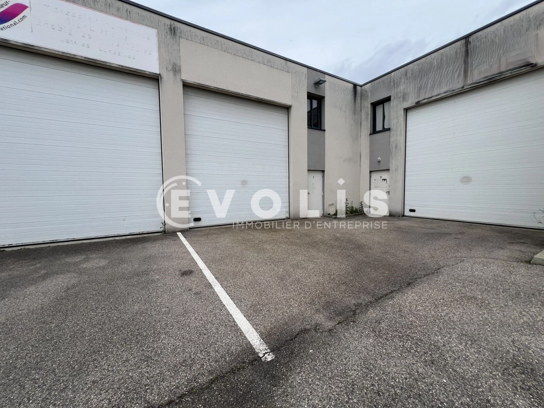 Photo 1 – location Entrepôts / activités	SAINT LAURENT DE MURE (69720)