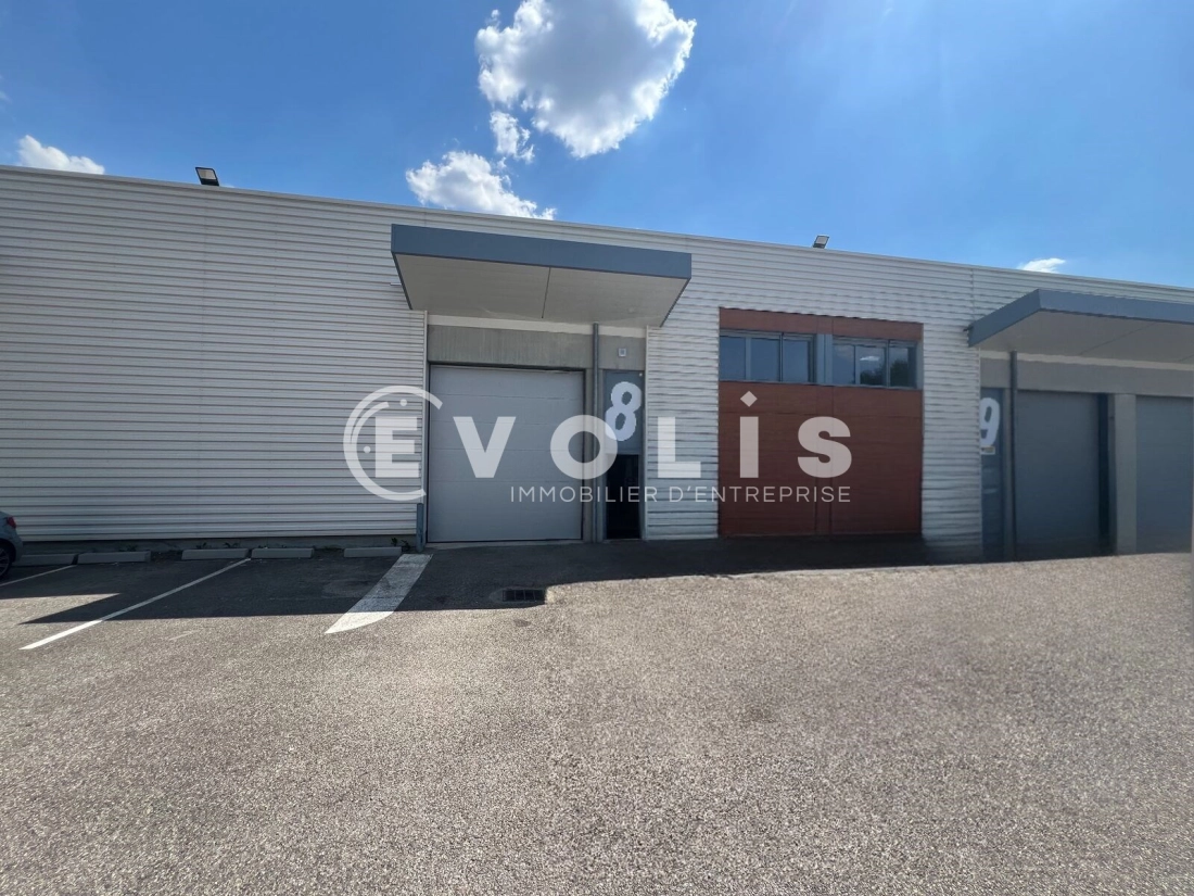 Photo 1 – location Entrepôts / activités	SAINT PRIEST (69800)