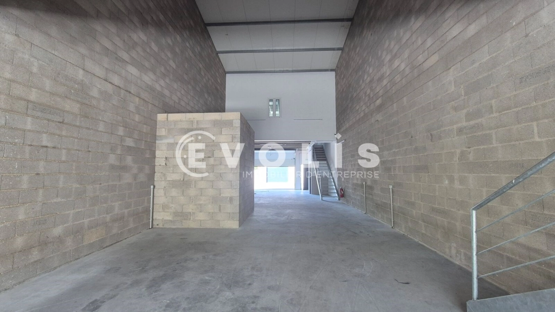 Photo 2 – location Entrepôts / activités	OZOIR LA FERRIERE (77330)