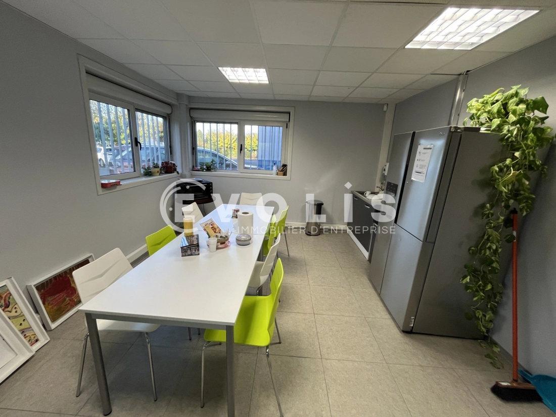 Photo 2 – location Entrepôts / activités	GALLARGUES LE MONTUEUX (30660)