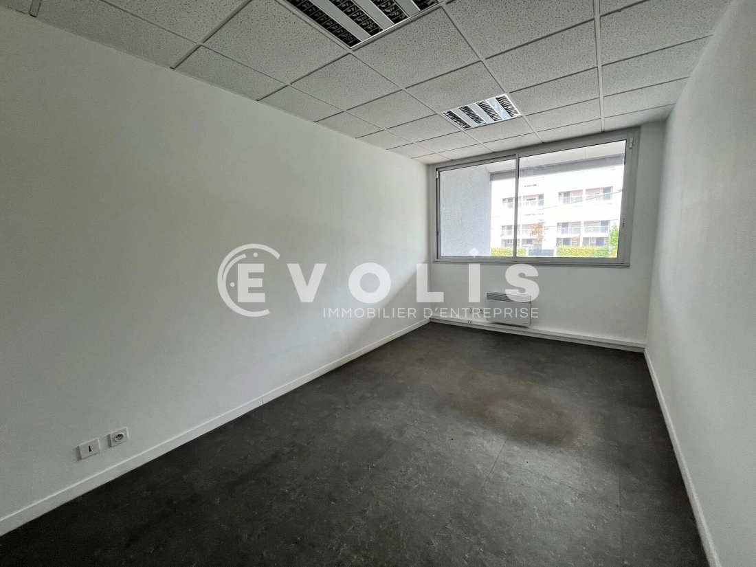 Photo 12 – location Entrepôts / activités	EYSINES (33320)