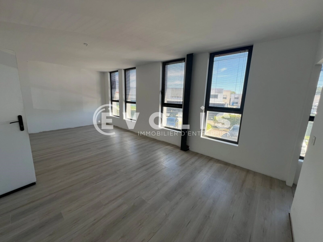 Photo 10 – location Entrepôts / activités	CHASSIEU (69680)