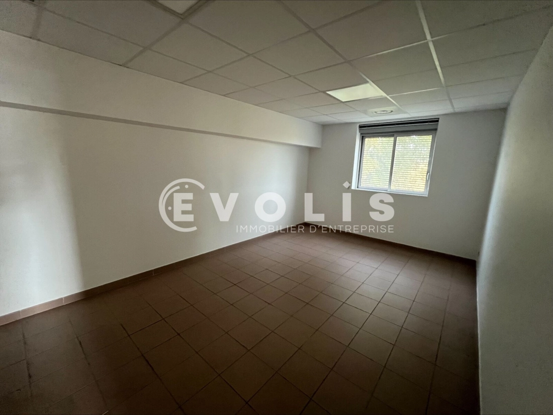Photo 9 – location Entrepôts / activités	MIRIBEL (01700)