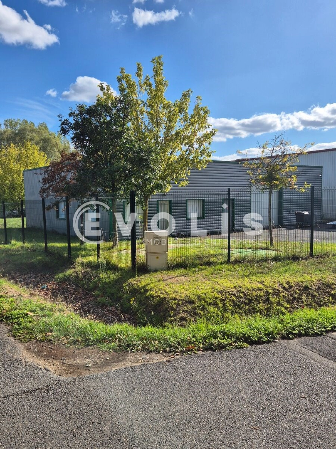 Photo 2 – vente Entrepôts / activités	NEUILLE PONT PIERRE (37360)