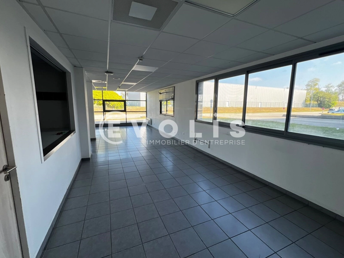 Photo 12 – location Entrepôts / activités	SAINT PRIEST (69800)
