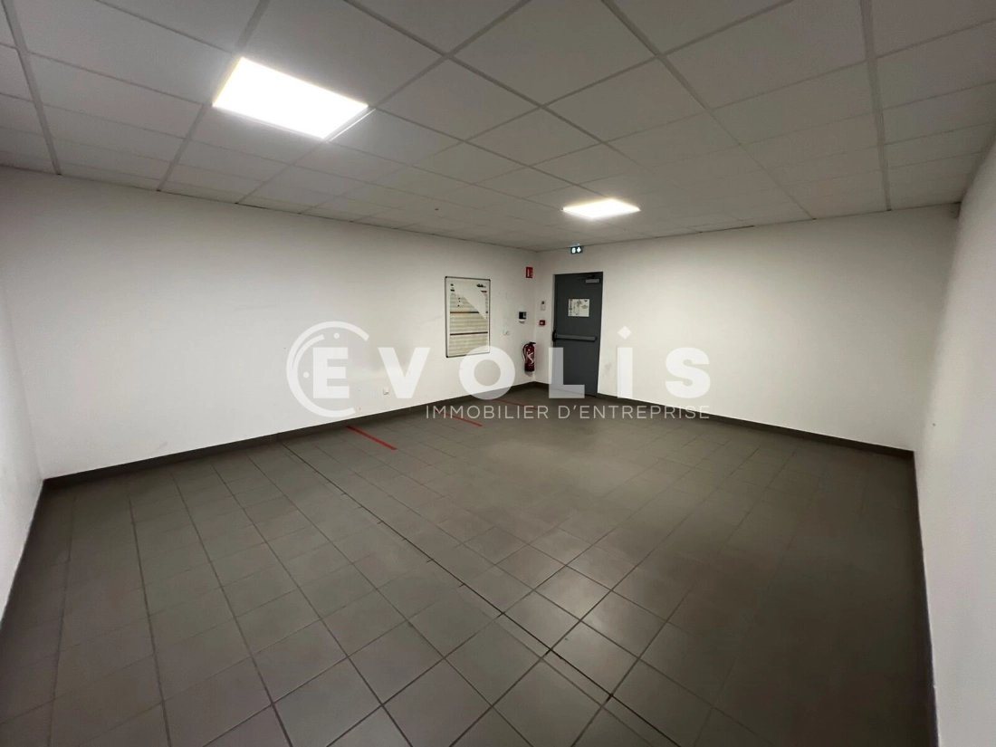 Photo 7 – location Entrepôts / activités	SAINT PRIEST (69800)