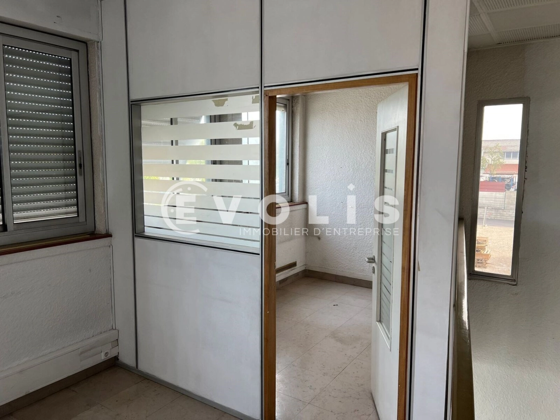 Photo 11 – location Entrepôts / activités	DECINES CHARPIEU (69150)