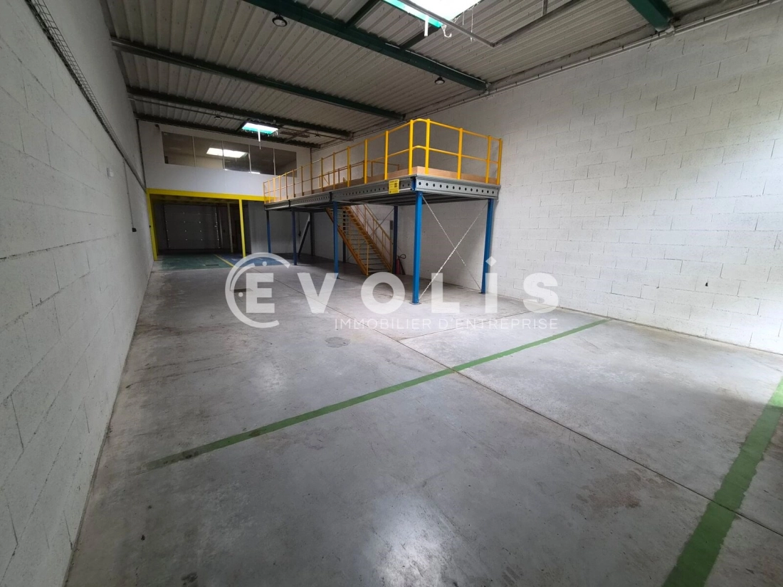 Photo 1 – location Entrepôts / activités	MAROLLES EN BRIE (94440)