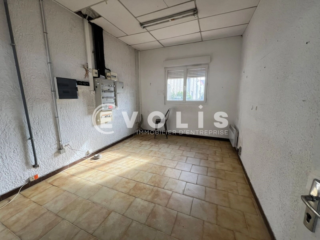 Photo 12 – location Entrepôts / activités	TOUSSIEU (69780)