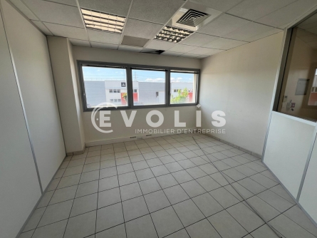 Photo 8 – location Entrepôts / activités	SAINT PRIEST (69800)