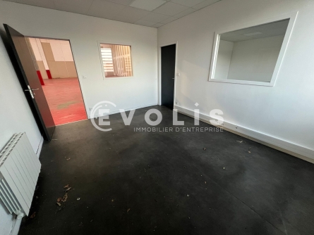 Photo 2 – location Entrepôts / activités	SAINT PRIEST (69800)
