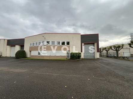Photo 1 – location Entrepôts / activités	SAINT PRIEST (69800)