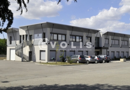Photo 1 – location Entrepôts / activités	SAINT PRIEST (69800)