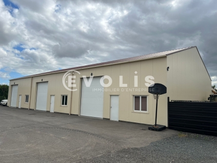 Photo 2 – location Entrepôts / activités	SAINT BONNET DE MURE (69720)
