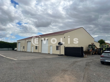 Photo 1 – location Entrepôts / activités	SAINT BONNET DE MURE (69720)
