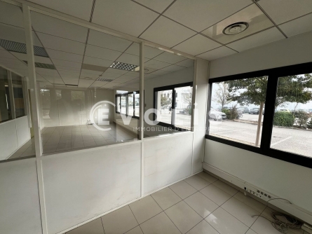 Photo 7 – location Entrepôts / activités	SAINT PRIEST (69800)