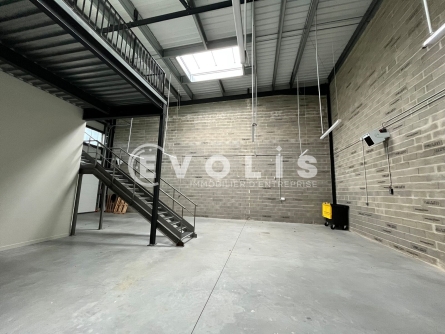 Photo 3 – location Entrepôts / activités	BEYCHAC ET CAILLAU (33750)