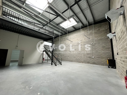 Photo 2 – location Entrepôts / activités	BEYCHAC ET CAILLAU (33750)