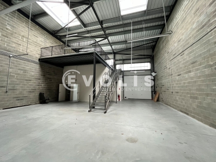 Photo 1 – location Entrepôts / activités	BEYCHAC ET CAILLAU (33750)