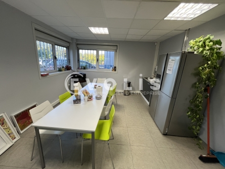 Photo 2 – location Entrepôts / activités	GALLARGUES LE MONTUEUX (30660)