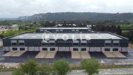 Photo 1 – location Entrepôts / activités	VILLENEUVE LES AVIGNON (30400)