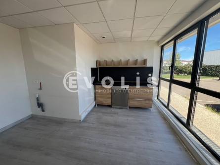 Photo 8 – location Entrepôts / activités	CHASSIEU (69680)